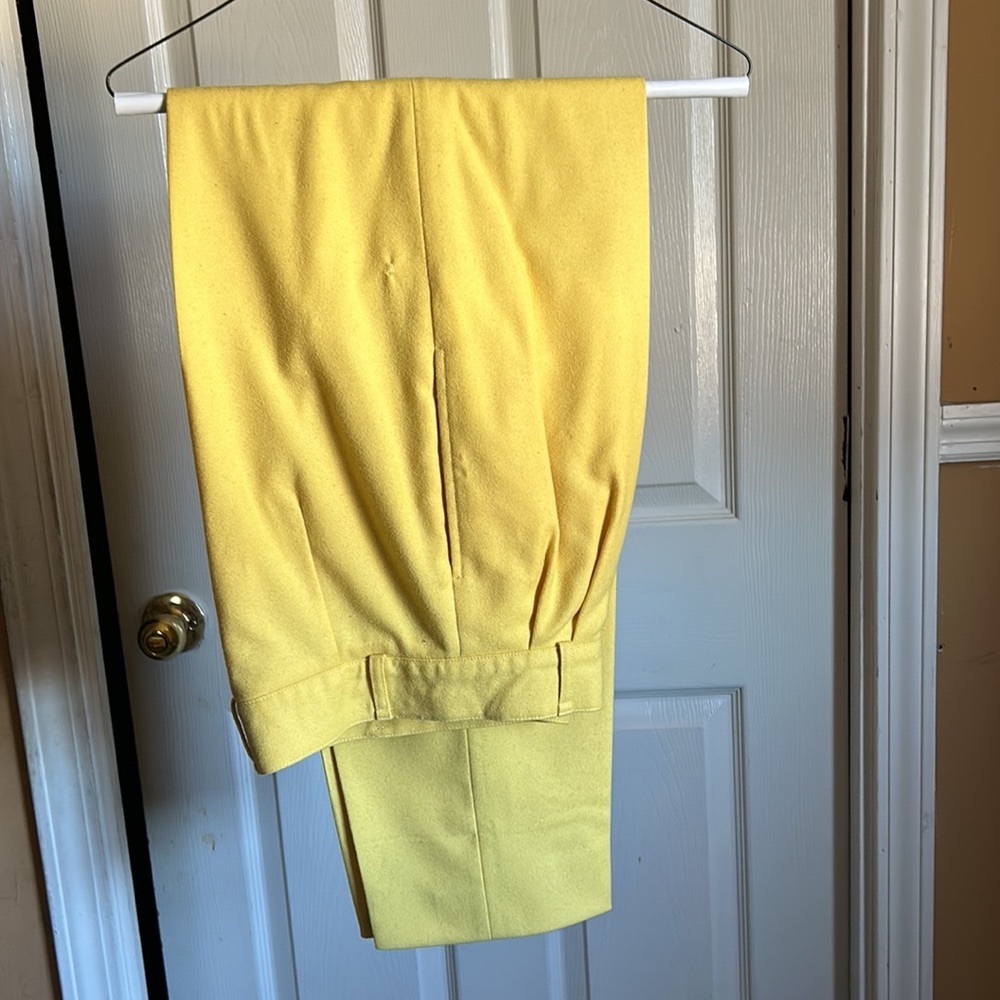 🍌 Banana colored high waisted pants.